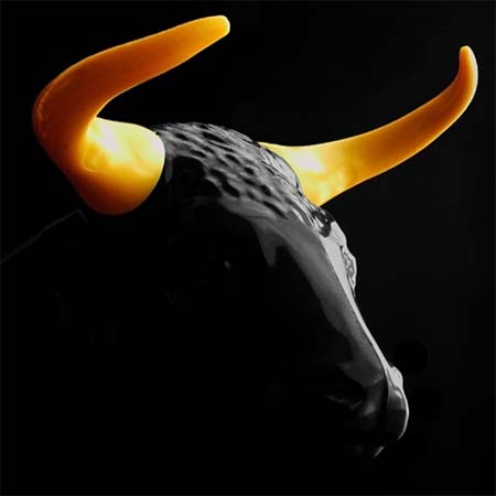 Stierkopf vor Candlestick-Chart